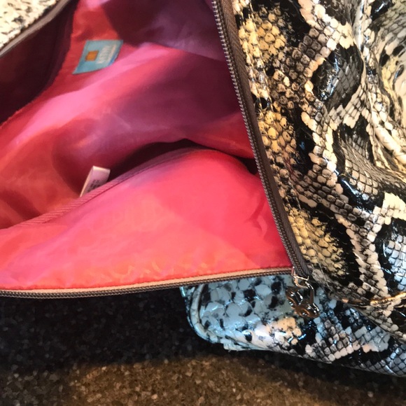 Kathy Von Zeeland Vegan Overnight Bag - Picture 8 of 8